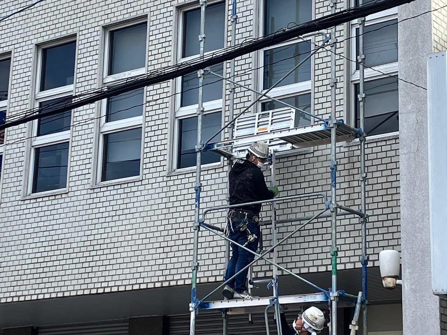 看板改修の為の仮設工事