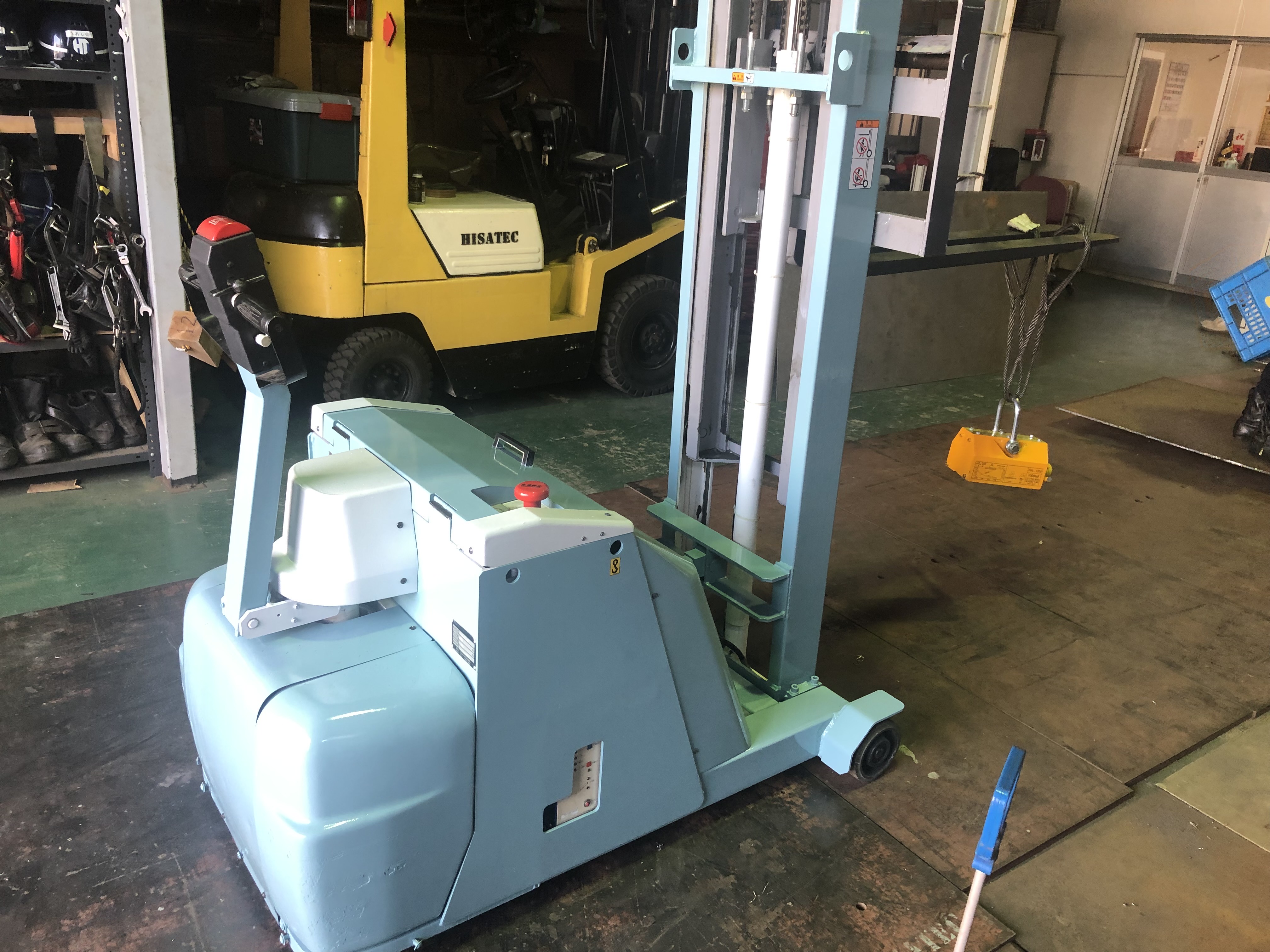 Ein mobiler Aufzug, der hängende Geräte in der Fabrik transportiert